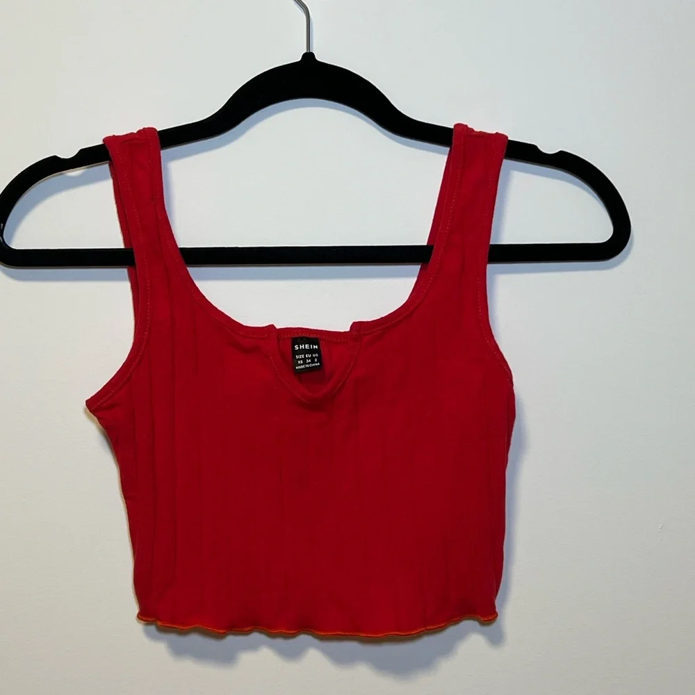 🔥 Red Ribbed Crop Top - Picture 3 of 3